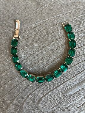 WEISS Emerald Green Emerald-Cut rhinestone tennis Bracelet SIGNED prong set